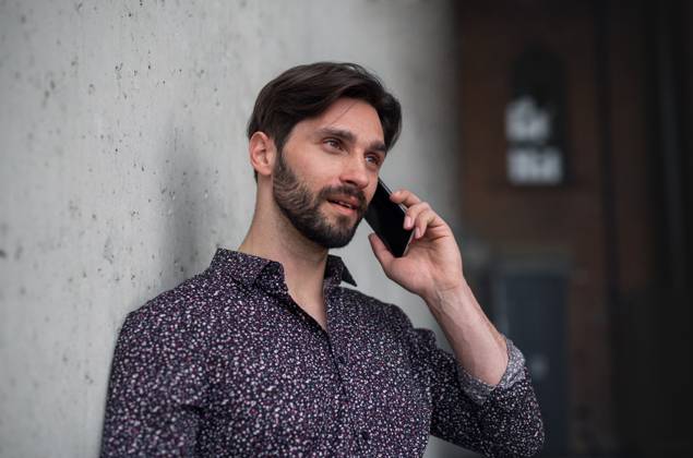 Portrait of young businessman standing indoors, using smarpthone. A portrait of young businessman standing indoors, using smarpthone. model released Copyright: xx Grand_Elektraren_Business_Portraits_2021_090