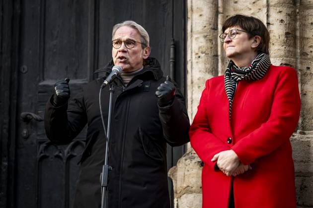 19 01 2024 - Jena: Der Thüringer Minister für Inneres und Kommunales, Georg Maier (SPD), und die Bundesvorsitzende der SPD, Saskia Esken (SPD), sprechen vor der Stadtkirche Sankt Michael in Jena. Als Teil bundesweiter Demonstrationen wurde am 19. Januar 2024 unter dem Motto ãDemokratie verteidigen! Rechtsruck stoppenÒ in Jena (Thüringen) demonstriert. _________________ Foto: Jacob Schröter (017623787412) DEMONSTRATION ãDEMOKRATIE VERTEIDIGENÒ IN JENA