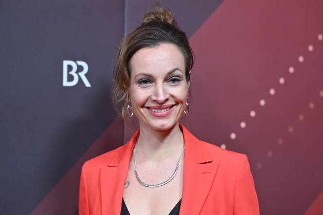 Dagny Dewath (Schauspielerin), Einzelbild,angeschnittenes Einzelmotiv,Portraet,Portrait,Porträt. Roter Teppich,Red Carpet,Bayerischer Filmpreis 2023 am 19.09.2024 im Prinzregententheater in Muenchen.