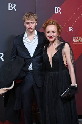 Brigitte Hobmeier (Schauspielerin), mit Sohn August, Roter Teppich,Red Carpet,Bayerischer Filmpreis 2023 am 19.09.2024 im Prinzregententheater in Muenchen.