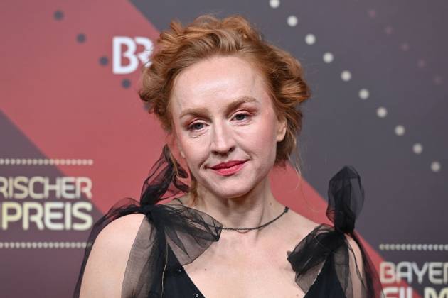 Brigitte Hobmeier (Schauspielerin), Einzelbild,angeschnittenes Einzelmotiv,Portraet,Portrait,Porträt. Roter Teppich,Red Carpet,Bayerischer Filmpreis 2023 am 19.09.2024 im Prinzregententheater in Muenchen.