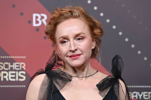 Brigitte Hobmeier (Schauspielerin), Einzelbild,angeschnittenes Einzelmotiv,Portraet,Portrait,Porträt. Roter Teppich,Red Carpet,Bayerischer Filmpreis 2023 am 19.09.2024 im Prinzregententheater in Muenchen.