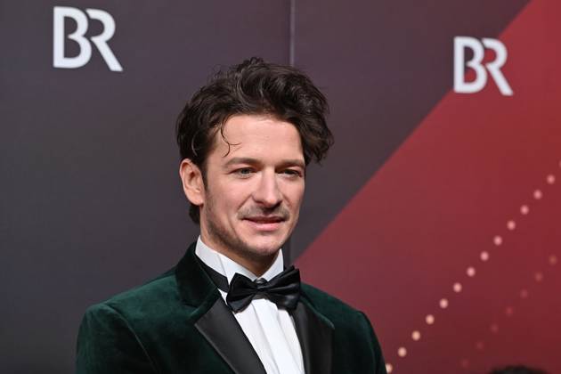 Stefan Gorski (Schauspieler), Einzelbild,angeschnittenes Einzelmotiv,Portraet,Portrait,Porträt. Roter Teppich,Red Carpet,Bayerischer Filmpreis 2023 am 19.09.2024 im Prinzregententheater in Muenchen.