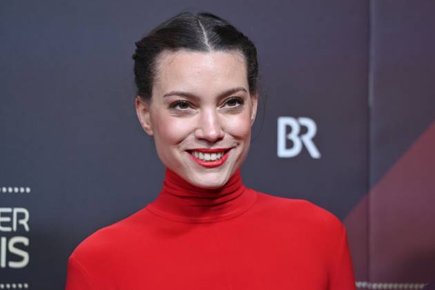 Viktoria Ngotse (Schauspielerin), Einzelbild,angeschnittenes Einzelmotiv,Portraet,Portrait,Porträt. Roter Teppich,Red Carpet,Bayerischer Filmpreis 2023 am 19.09.2024 im Prinzregententheater in Muenchen.