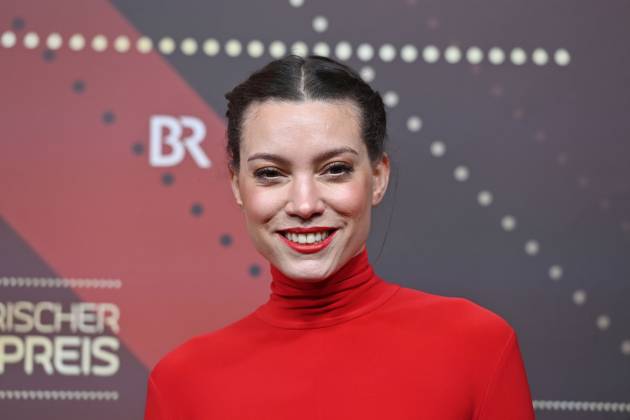 Viktoria Ngotse (Schauspielerin), Einzelbild,angeschnittenes Einzelmotiv,Portraet,Portrait,Porträt. Roter Teppich,Red Carpet,Bayerischer Filmpreis 2023 am 19.09.2024 im Prinzregententheater in Muenchen.