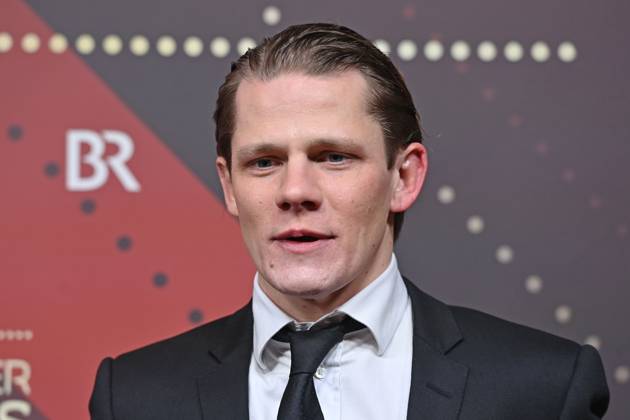 Max von der Groeben (Schauspieler), Einzelbild,angeschnittenes Einzelmotiv,Portraet,Portrait,Porträt. Roter Teppich,Red Carpet,Bayerischer Filmpreis 2023 am 19.09.2024 im Prinzregententheater in Muenchen.
