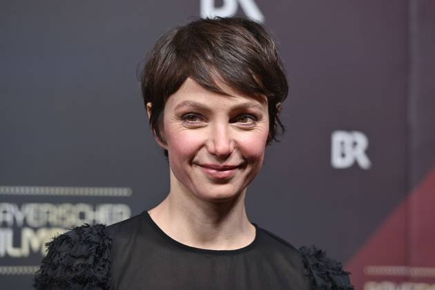 Julia Koschitz (Schauspielerin) Einzelbild,angeschnittenes Einzelmotiv,Portraet,Portrait,Porträt. Roter Teppich,Red Carpet,Bayerischer Filmpreis 2023 am 19.09.2024 im Prinzregententheater in Muenchen.