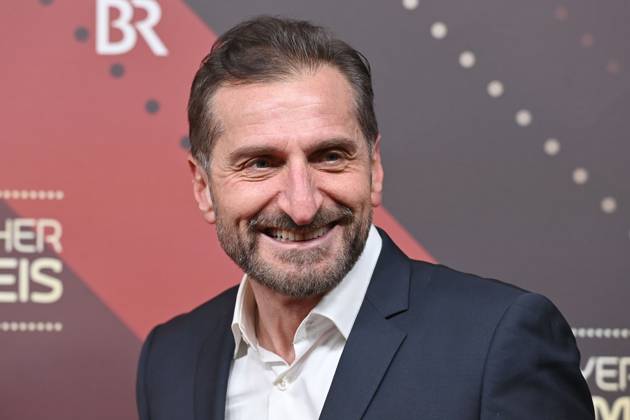 Tim Seyfi (Schauspieler), Einzelbild,angeschnittenes Einzelmotiv,Portraet,Portrait,Porträt. Roter Teppich,Red Carpet,Bayerischer Filmpreis 2023 am 19.09.2024 im Prinzregententheater in Muenchen.