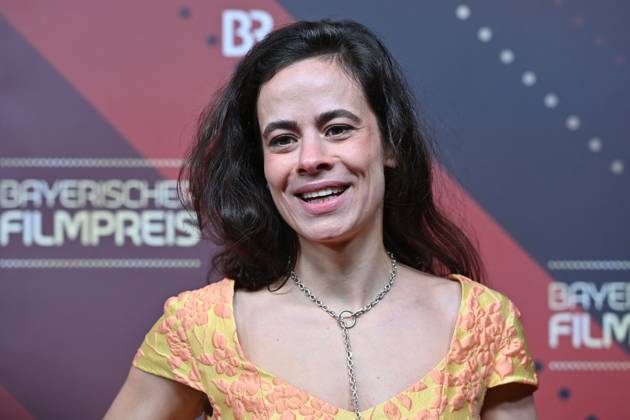 Maya Haddad (Schauspielerin), Einzelbild,angeschnittenes Einzelmotiv,Portraet,Portrait,Porträt. Roter Teppich,Red Carpet,Bayerischer Filmpreis 2023 am 19.09.2024 im Prinzregententheater in Muenchen.
