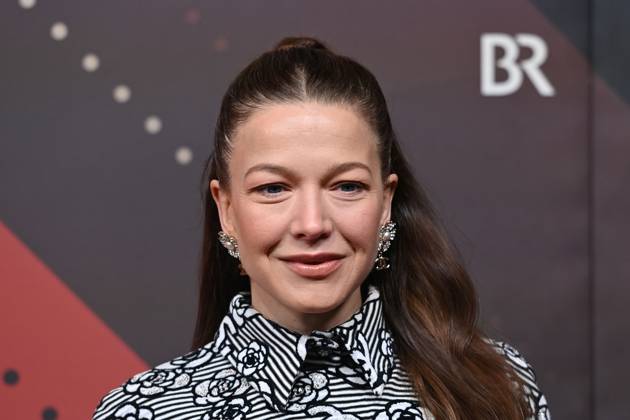 Hannah Herzsprung (Schauspielerin), Einzelbild,angeschnittenes Einzelmotiv,Portraet,Portrait,Porträt. Roter Teppich,Red Carpet,Bayerischer Filmpreis 2023 am 19.09.2024 im Prinzregententheater in Muenchen.