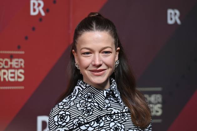 Hannah Herzsprung (Schauspielerin), Einzelbild,angeschnittenes Einzelmotiv,Portraet,Portrait,Porträt. Roter Teppich,Red Carpet,Bayerischer Filmpreis 2023 am 19.09.2024 im Prinzregententheater in Muenchen.