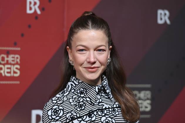 Hannah Herzsprung (Schauspielerin), Einzelbild,angeschnittenes Einzelmotiv,Portraet,Portrait,Porträt. Roter Teppich,Red Carpet,Bayerischer Filmpreis 2023 am 19.09.2024 im Prinzregententheater in Muenchen.