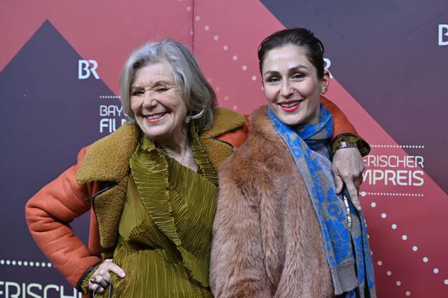 Jutta SPEIDEL (Schauspielerin), mit Tochter Antonia Feuerstein, Roter Teppich,Red Carpet,Bayerischer Filmpreis 2023 am 19.09.2024 im Prinzregententheater in Muenchen.
