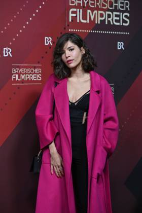 Jasmin Gassmann (Jasmin Lord) ,Schauspielerin, Einzelbild,angeschnittenes Einzelmotiv,Halbfigur,halbe Figur. Roter Teppich,Red Carpet,Bayerischer Filmpreis 2023 am 19.09.2024 im Prinzregententheater in Muenchen.