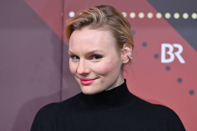 Rosalie THOMASS (Schauspielerin), Einzelbild,angeschnittenes Einzelmotiv,Portraet,Portrait,Porträt. Roter Teppich,Red Carpet,Bayerischer Filmpreis 2023 am 19.09.2024 im Prinzregententheater in Muenchen.
