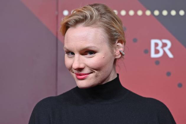 Rosalie THOMASS (Schauspielerin), Einzelbild,angeschnittenes Einzelmotiv,Portraet,Portrait,Porträt. Roter Teppich,Red Carpet,Bayerischer Filmpreis 2023 am 19.09.2024 im Prinzregententheater in Muenchen.