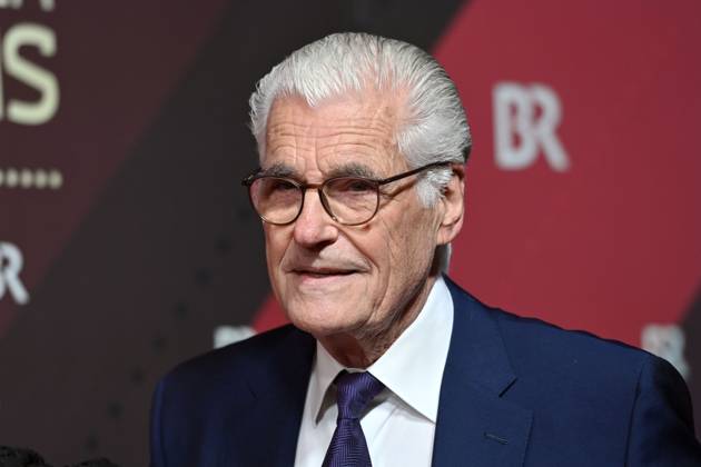 Sky Du Mont (Schauspieler), Einzelbild,angeschnittenes Einzelmotiv,Portraet,Portrait,Porträt. Roter Teppich,Red Carpet,Bayerischer Filmpreis 2023 am 19.09.2024 im Prinzregententheater in Muenchen.