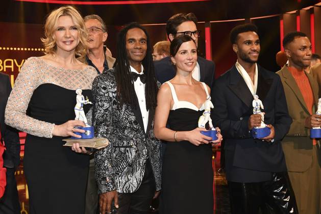 Veronica Ferres, Fabrice Morvan, Aylin Tezel, Simon Verhoeven, Tijan Njie und Elan Ben Ali bei der Verleihung des 45. Bayerischen Filmpreises 2023 im Prinzregententheater. München, 19.01.2024