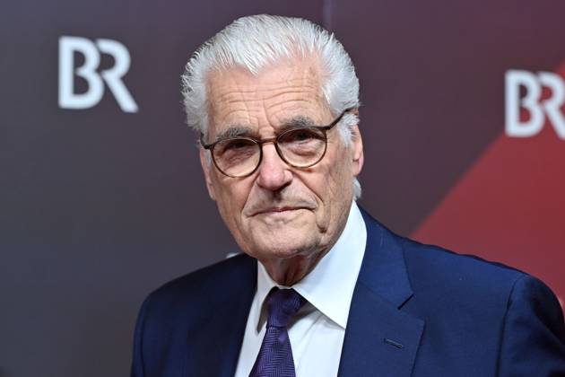 Sky Du Mont (Schauspieler), Einzelbild,angeschnittenes Einzelmotiv,Portraet,Portrait,Porträt. Roter Teppich,Red Carpet,Bayerischer Filmpreis 2023 am 19.09.2024 im Prinzregententheater in Muenchen.