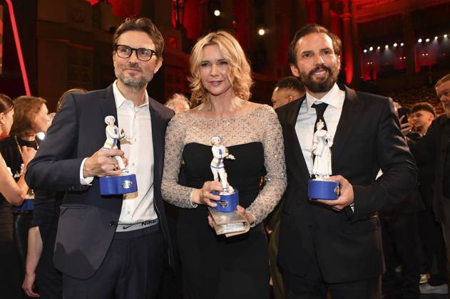 Simon Verhoeven, Veronica Ferres und Quirin Berg bei der Verleihung des 45. Bayerischen Filmpreises 2023 im Prinzregententheater. München, 19.01.2024
