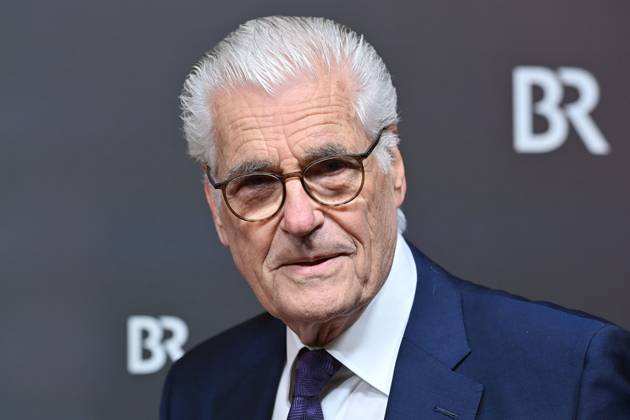 Sky Du Mont (Schauspieler), Einzelbild,angeschnittenes Einzelmotiv,Portraet,Portrait,Porträt. Roter Teppich,Red Carpet,Bayerischer Filmpreis 2023 am 19.09.2024 im Prinzregententheater in Muenchen.
