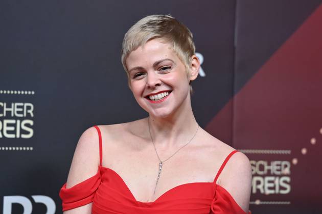 Jennifer Siemann (Schauspielerin), Einzelbild,angeschnittenes Einzelmotiv,Portraet,Portrait,Porträt. Roter Teppich,Red Carpet,Bayerischer Filmpreis 2023 am 19.09.2024 im Prinzregententheater in Muenchen.