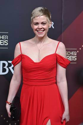 Jennifer Siemann (Schauspielerin), Einzelbild,angeschnittenes Einzelmotiv,Halbfigur,halbe Figur. Roter Teppich,Red Carpet,Bayerischer Filmpreis 2023 am 19.09.2024 im Prinzregententheater in Muenchen.