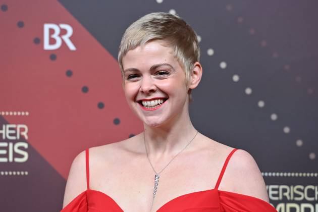 Jennifer Siemann (Schauspielerin), Einzelbild,angeschnittenes Einzelmotiv,Portraet,Portrait,Porträt. Roter Teppich,Red Carpet,Bayerischer Filmpreis 2023 am 19.09.2024 im Prinzregententheater in Muenchen.
