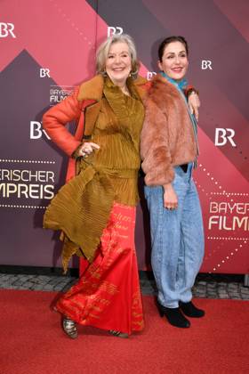 Jutta Seidel mit Begleitung Verleihung des Bayerischen Filmpreis Prinzregenten Theater München 19. Januar 2024