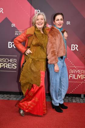 Jutta Seidel mit Begleitung Verleihung des Bayerischen Filmpreis Prinzregenten Theater München 19. Januar 2024