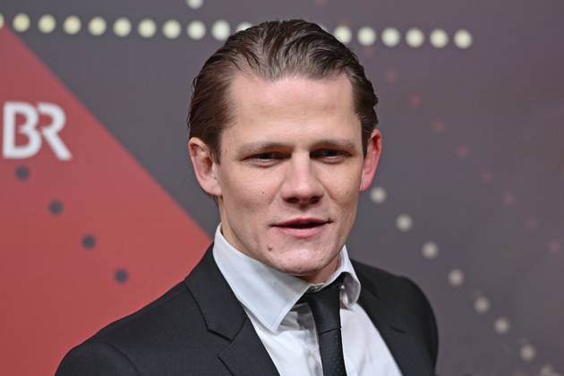 Max von der Groeben (Schauspieler), Einzelbild,angeschnittenes Einzelmotiv,Portraet,Portrait,Porträt. Roter Teppich,Red Carpet,Bayerischer Filmpreis 2023 am 19.09.2024 im Prinzregententheater in Muenchen.
