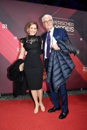Sky du Mont mit Julia Schütze Verleihung des Bayerischen Filmpreis Prinzregenten Theater München 19. Januar 2024