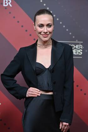 Sina Tkotsch (Schauspielerin), Einzelbild,angeschnittenes Einzelmotiv,Halbfigur,halbe Figur, Roter Teppich,Red Carpet,Bayerischer Filmpreis 2023 am 19.09.2024 im Prinzregententheater in Muenchen.