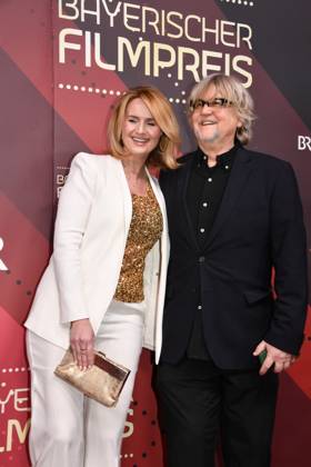 Martin Krug mit Begleitung Verleihung des Bayerischen Filmpreis Prinzregenten Theater München 19. Januar 2024