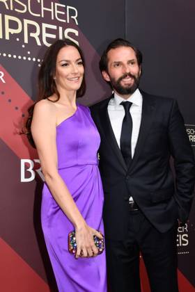 Quirin Berg mit Begleitung Verleihung des Bayerischen Filmpreis Prinzregenten Theater München 19. Januar 2024