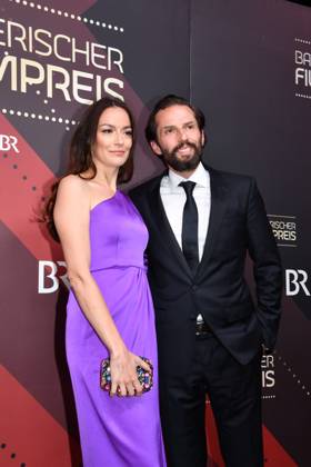 Quirin Berg mit Begleitung Verleihung des Bayerischen Filmpreis Prinzregenten Theater München 19. Januar 2024