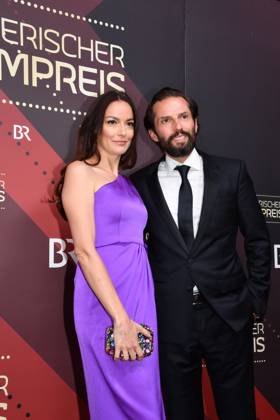 Quirin Berg mit Begleitung Verleihung des Bayerischen Filmpreis Prinzregenten Theater München 19. Januar 2024