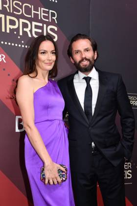 Quirin Berg mit Begleitung Verleihung des Bayerischen Filmpreis Prinzregenten Theater München 19. Januar 2024