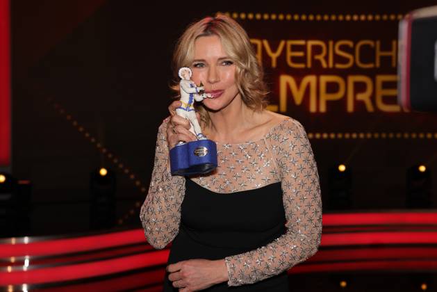 Bayerischer Filmpreis 2023 Ehrenpreisträgerin Veronica Ferres mit ihrem Pierrot. Verleihung des 45. Bayerischen Filmpreises 2023 am 19.01.2024 im Prinzregententheater in Münche. Bayern, Deutschland.