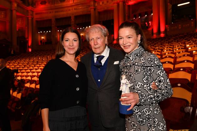 Bernd Herzsprung mit beiden Töchtern Hannah und Sarah Verleihung des Bayerischen Filmpreis Party Preisträger Prinzregenten Theater München 19. Januar 2024