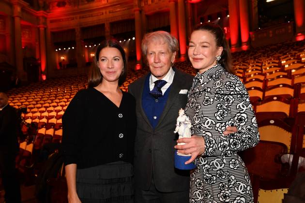Bernd Herzsprung mit beiden Töchtern Hannah und Sarah Verleihung des Bayerischen Filmpreis Party Preisträger Prinzregenten Theater München 19. Januar 2024