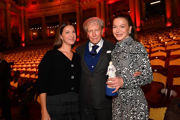 Bernd Herzsprung mit beiden Töchtern Hannah und Sarah Verleihung des Bayerischen Filmpreis Party Preisträger Prinzregenten Theater München 19. Januar 2024