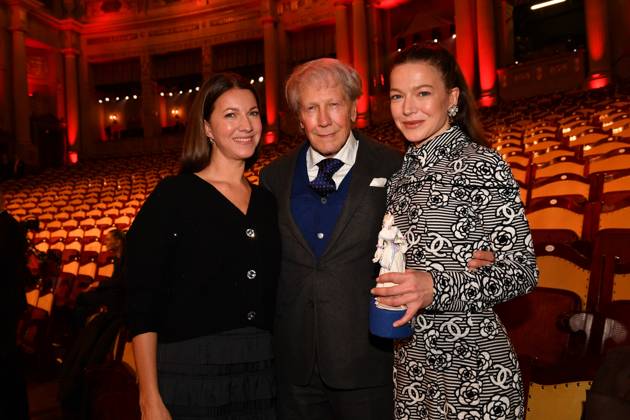 Bernd Herzsprung mit beiden Töchtern Hannah und Sarah Verleihung des Bayerischen Filmpreis Party Preisträger Prinzregenten Theater München 19. Januar 2024