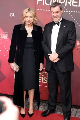 Bayerischer Filmpreis 2023 Dr. Markus Söder mit Veronica Ferres auf dem roten Teppich. Verleihung des 45. Bayerischen Filmpreises 2023 am 19.01.2024 im Prinzregententheater in Münche. Bayern, Deutschland.