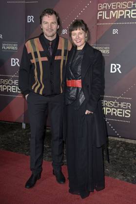 Felix Klare mit Ehefrau Zora Thiessen bei der Verleihung des 45. Bayerischen Filmpreises 2023 im Prinzregententheater. München, 19.01.2024