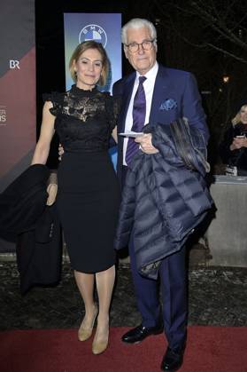 Sky du Mont mit Partnerin Julia Schütze bei der Verleihung des 45. Bayerischen Filmpreises 2023 im Prinzregententheater. München, 19.01.2024