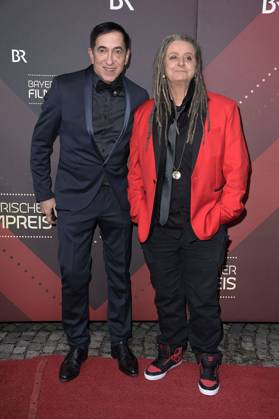 Giorgio Seybold und Carmen Pilatus bei der Verleihung des 45. Bayerischen Filmpreises 2023 im Prinzregententheater. München, 19.01.2024