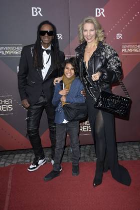 Fabrice Morvan mit Partnerin Tessa van der Steen und Sohn Sacha bei der Verleihung des 45. Bayerischen Filmpreises 2023 im Prinzregententheater. München, 19.01.2024