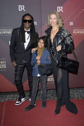 Fabrice Morvan mit Partnerin Tessa van der Steen und Sohn Sacha bei der Verleihung des 45. Bayerischen Filmpreises 2023 im Prinzregententheater. München, 19.01.2024