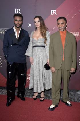 Tijan Njie, Bella Dayne und Elan Ben Ali bei der Verleihung des 45. Bayerischen Filmpreises 2023 im Prinzregententheater. München, 19.01.2024